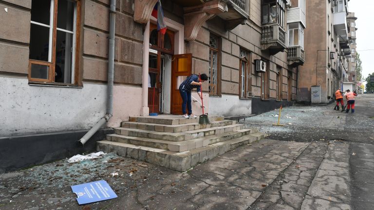 Здание Донецкого республиканского экоголо-натуралистического центра, поврежденное в результате обстрела со стороны ВСУ Здание Донецкого республиканского экоголо-натуралистического центра, поврежденное в результате обстрела со стороны ВСУ