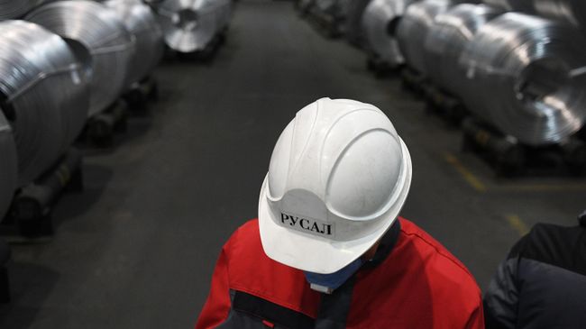 Сотрудник в цехе алюминиевого завода компании Русал