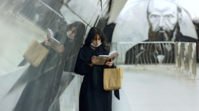 Девушка читает книгу