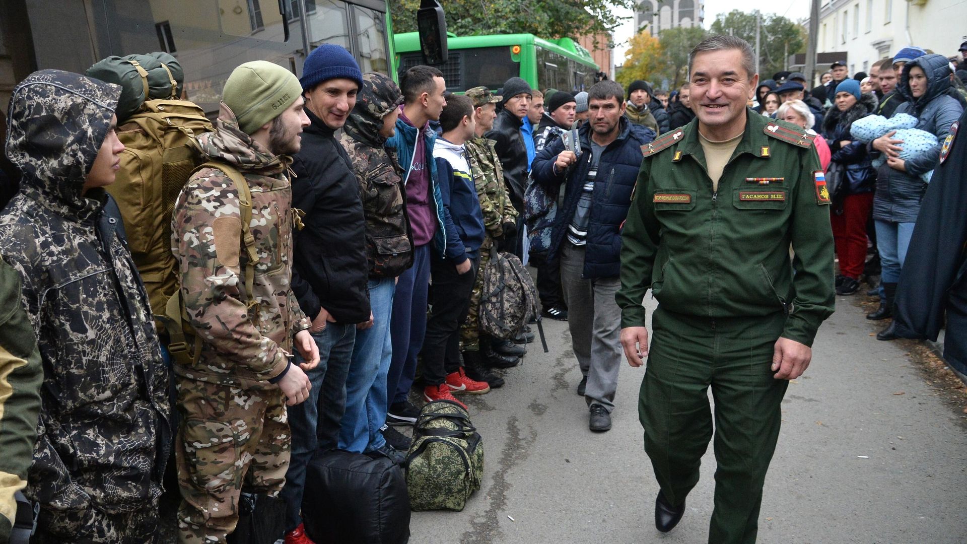 Мужчины, призванные на военную службу в ходе частичной мобилизации, у автобуса на территории сборного пункта в Челябинске Мужчины, призванные на военную службу в ходе частичной мобилизации, у автобуса на территории сборного пункта в Челябинске - РИА Новости, 1920, 28.09.2022