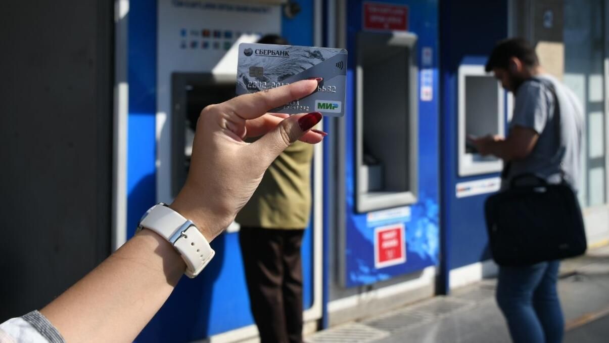 Девушка с картой Мир у банкоматов в Стамбуле Девушка с картой Мир у банкоматов в Стамбуле - РИА Новости, 1920, 26.02.2025