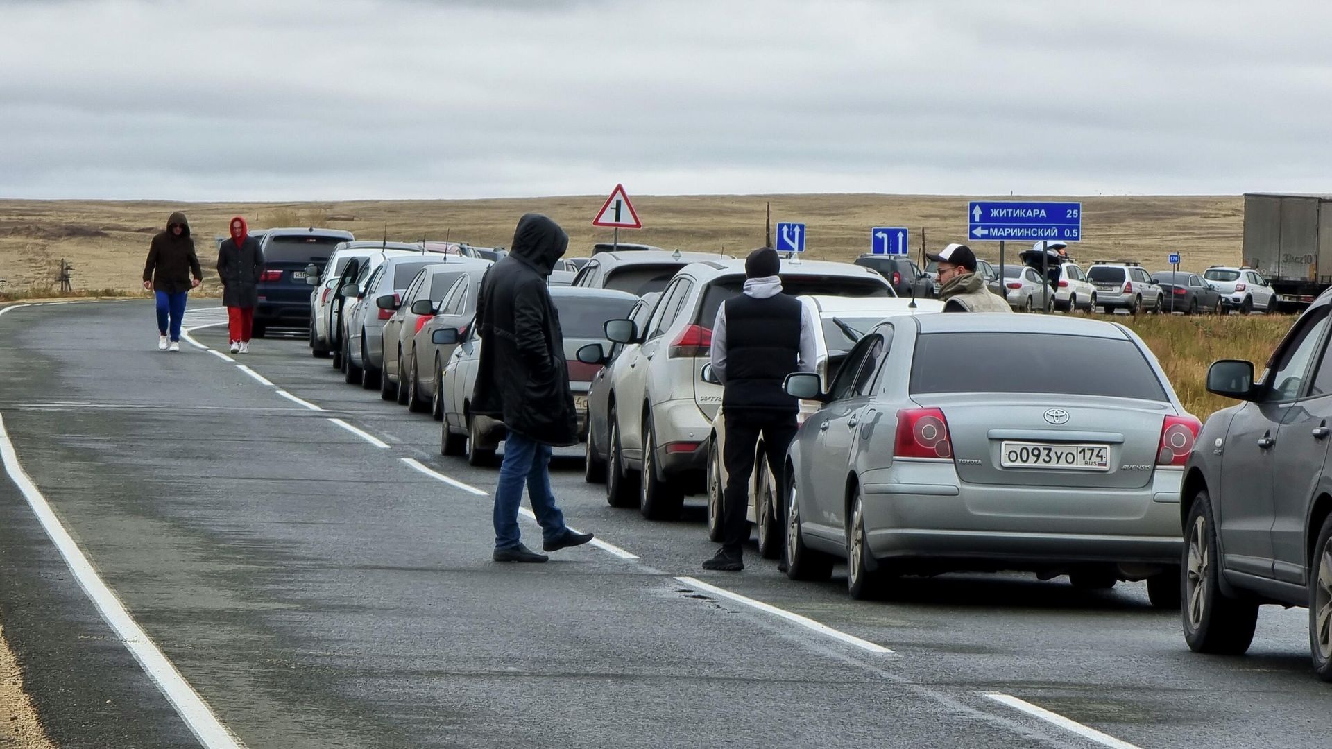 Автомобили в районе погранперехода Мариинский на границе России и Казахстана Автомобили в районе погранперехода Мариинский на границе России и Казахстана - РИА Новости, 1920, 04.10.2022