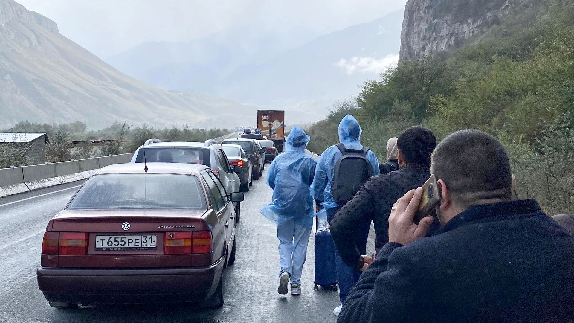 Автомобили и люди на дороге в районе КПП Верхний Ларс на границе России и Грузии - РИА Новости, 1920, 29.09.2022