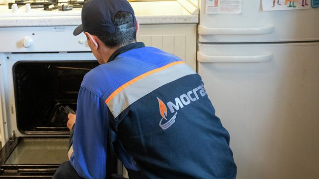 Сотрудник Мосгаза за работой