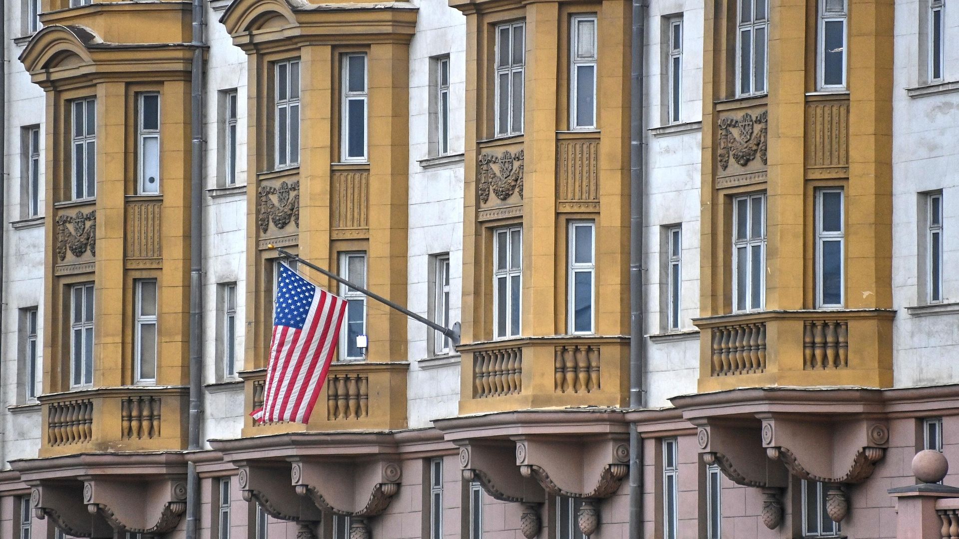 Флаг на здании посольства США на Новинском бульваре в Москве Флаг на здании посольства США на Новинском бульваре в Москве - РИА Новости, 1920, 12.06.2023