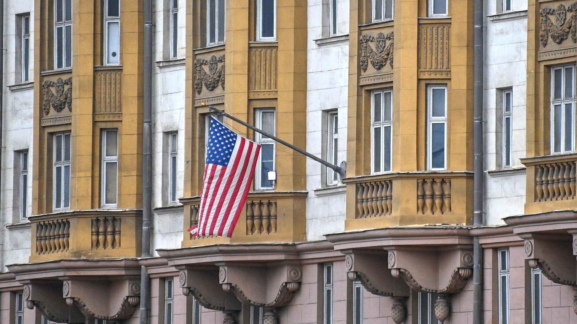 Флаг на здании посольства США на Новинском бульваре в Москве - РИА Новости, 1920, 08.02.2023