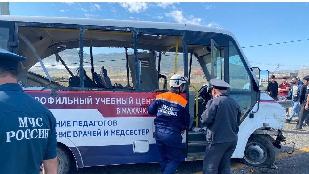 На месте ДТП на выезде из Махачкалы На месте ДТП на выезде из Махачкалы - РИА Новости, 1920, 29.09.2022