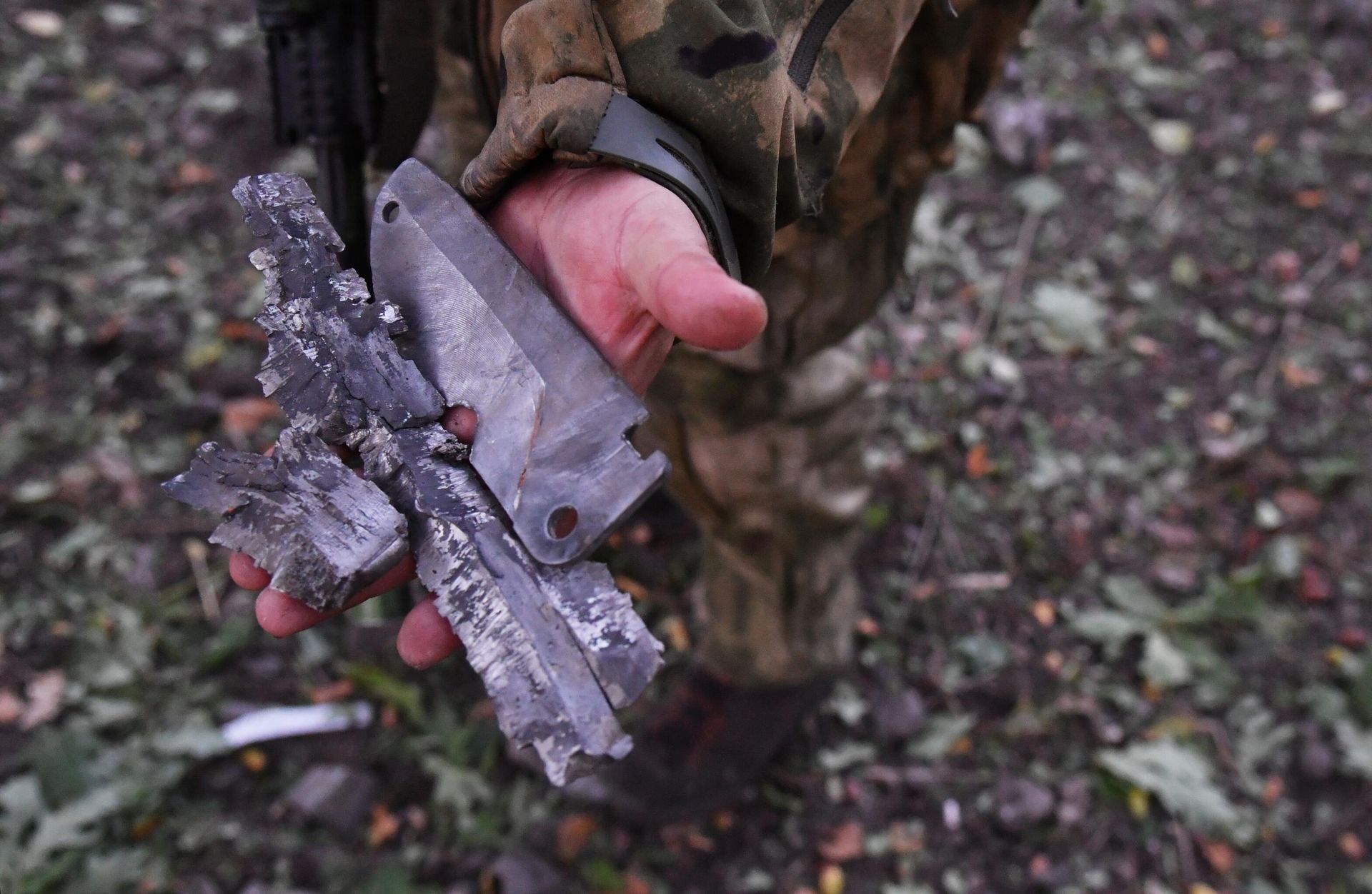 Боец демонстрирует осколки боеприпаса Боец демонстрирует осколки боеприпаса - РИА Новости, 1920, 30.09.2022
