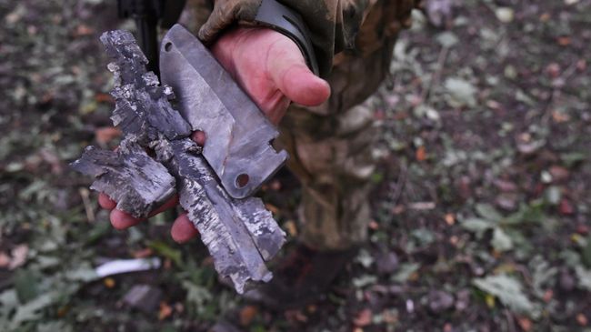 Боец демонстрирует осколки боеприпаса