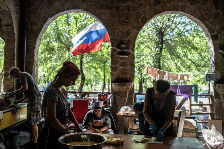Женщины готовят еду в бесплатной столовой на одной из улиц в Северодонецке Женщины готовят еду в бесплатной столовой на одной из улиц в Северодонецке