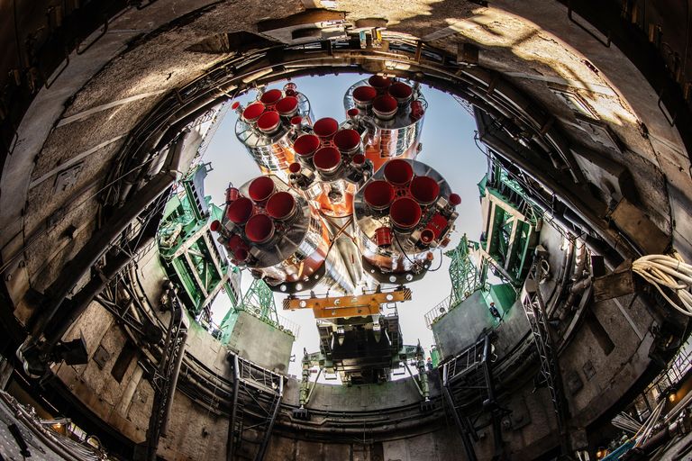 Вывоз на старт ракеты-носителя Союз-2.1а с пилотируемым кораблем Союз МС-22 Вывоз на старт ракеты-носителя Союз-2.1а с пилотируемым кораблем Союз МС-22