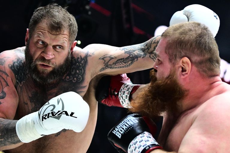 Александр Емельяненко (слева) во время боя по правилам бокса с Вячеславом Дациком на ЦСКА Арене в Москве Александр Емельяненко (слева) во время боя по правилам бокса с Вячеславом Дациком на ЦСКА Арене в Москве