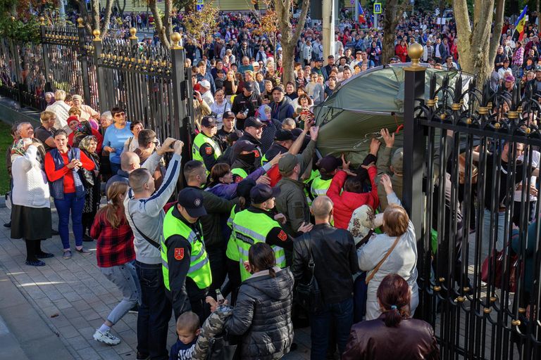 Сотрудники полиции и участники антиправительственной протестной акции у здания администрации президента Молдавии в Кишиневе Сотрудники полиции и участники антиправительственной протестной акции у здания администрации президента Молдавии в Кишиневе