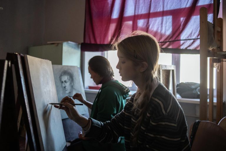 Студентка на занятии в Луганской академии культуры и искусств им. Матусовского Студентка на занятии в Луганской академии культуры и искусств им. Матусовского