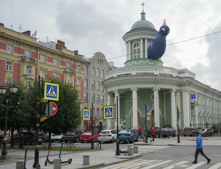 Надувной голубь на крыше лютеранского собора Аннекирхе в Санкт-Петербурге Надувной голубь на крыше лютеранского собора Аннекирхе в Санкт-Петербурге