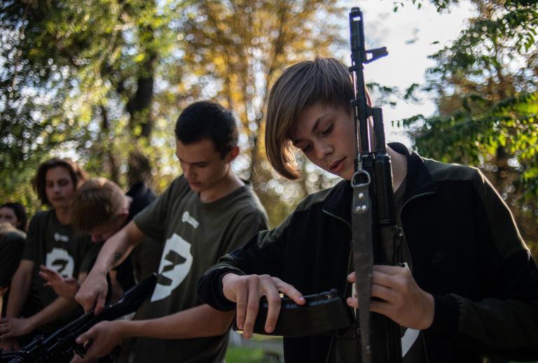 Участники во время прохождения одного из этапов республиканской военно-спортивной игры для подростков Зарница в городе Ровеньки в ЛНР Участники во время прохождения одного из этапов республиканской военно-спортивной игры для подростков Зарница в городе Ровеньки в ЛНР