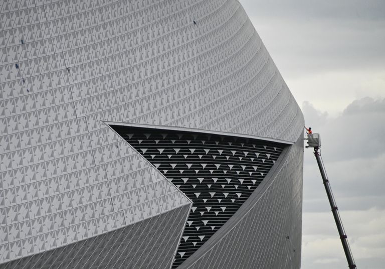 Строитель у ледового комплекса G-Drive Arena в Омске Строитель у ледового комплекса G-Drive Arena в Омске