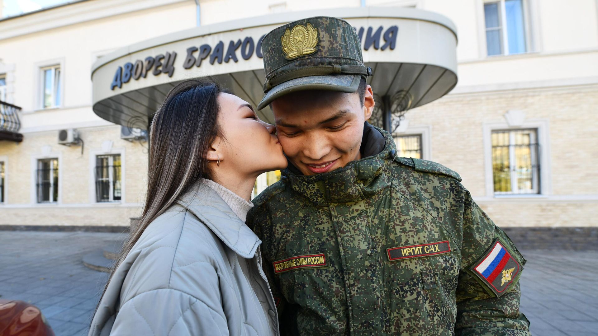 Молодожены после регистрации брака возле Читинского городского ЗАГСа Молодожены после регистрации брака возле Читинского городского ЗАГСа - РИА Новости, 1920, 03.10.2022