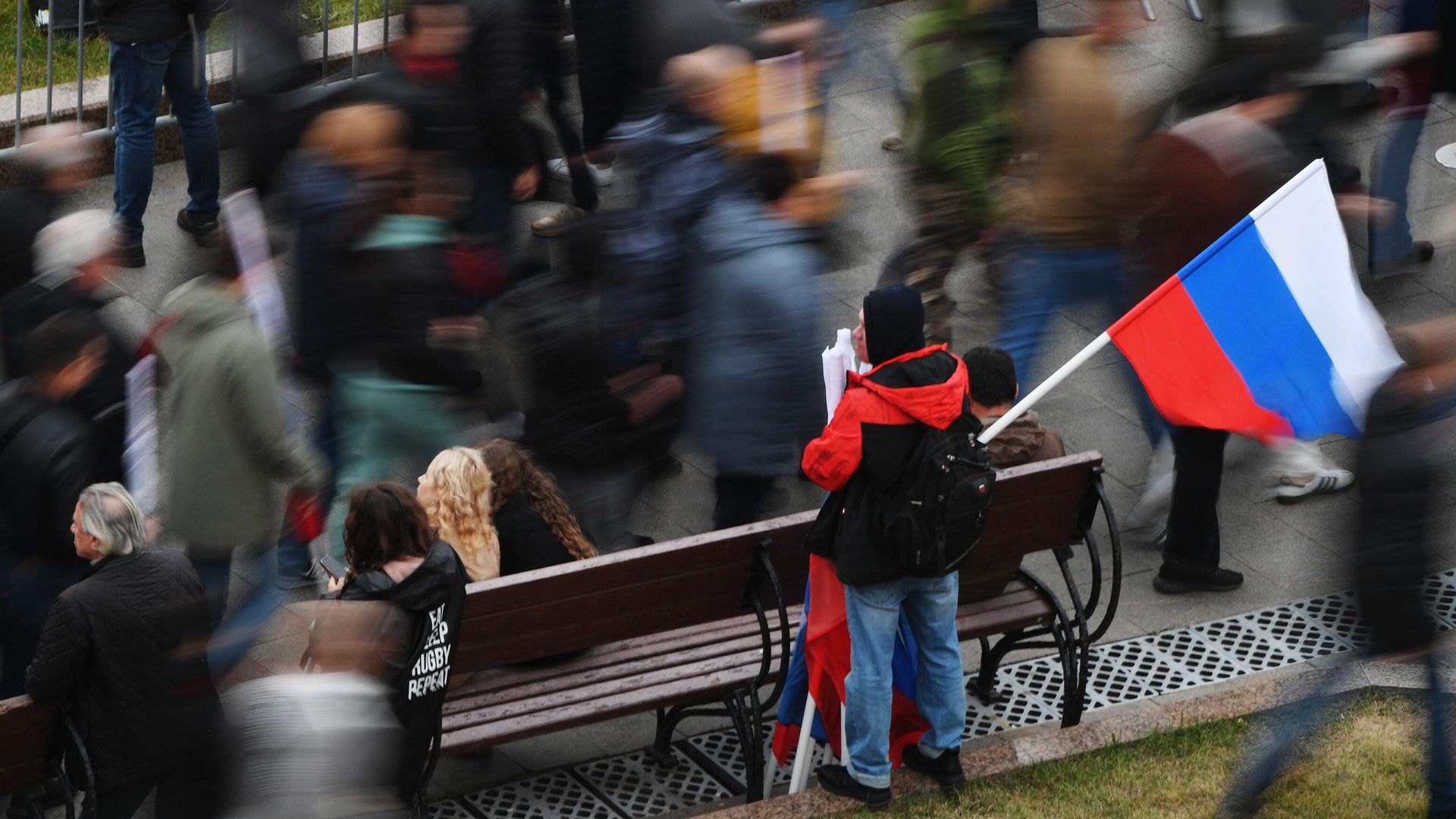 Люди идут на митинг Своих не бросаем на Манежной площади в Москве Люди идут на митинг Своих не бросаем на Манежной площади в Москве - РИА Новости, 1920, 30.09.2022