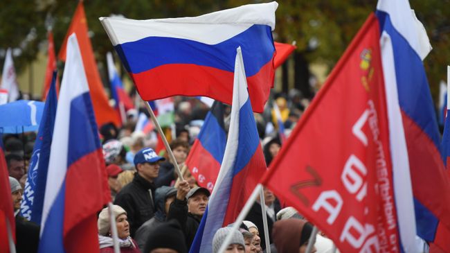 Люди с флагами во время митинга-концерта Люди с флагами во время митинга-концерта