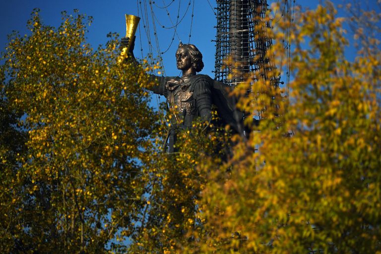 Парк искусств Музеон в Москве. На втором плане - памятник В ознаменование 300-летия российского флота