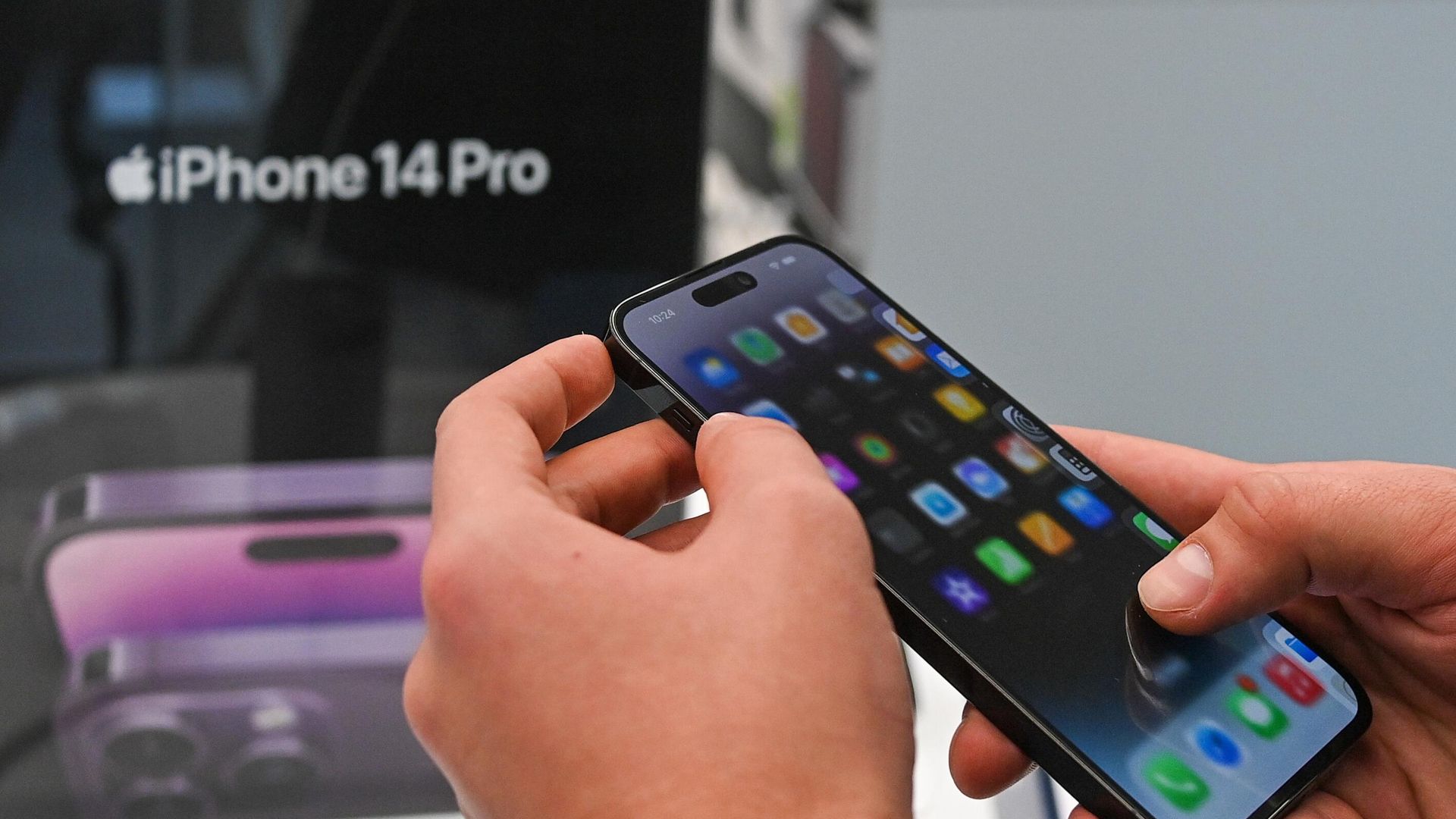 Покупатель держит в руках телефон компании Apple Покупатель держит в руках телефон компании Apple - РИА Новости, 1920, 29.08.2023