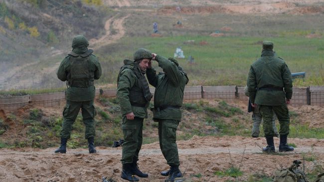 Мобилизованные во время занятий по боевой подготовке на базе военного полигона