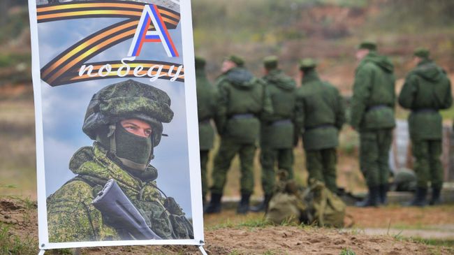 Мобилизованные граждане во время занятий по боевой подготовке на базе военного полигона в Ленинградской области