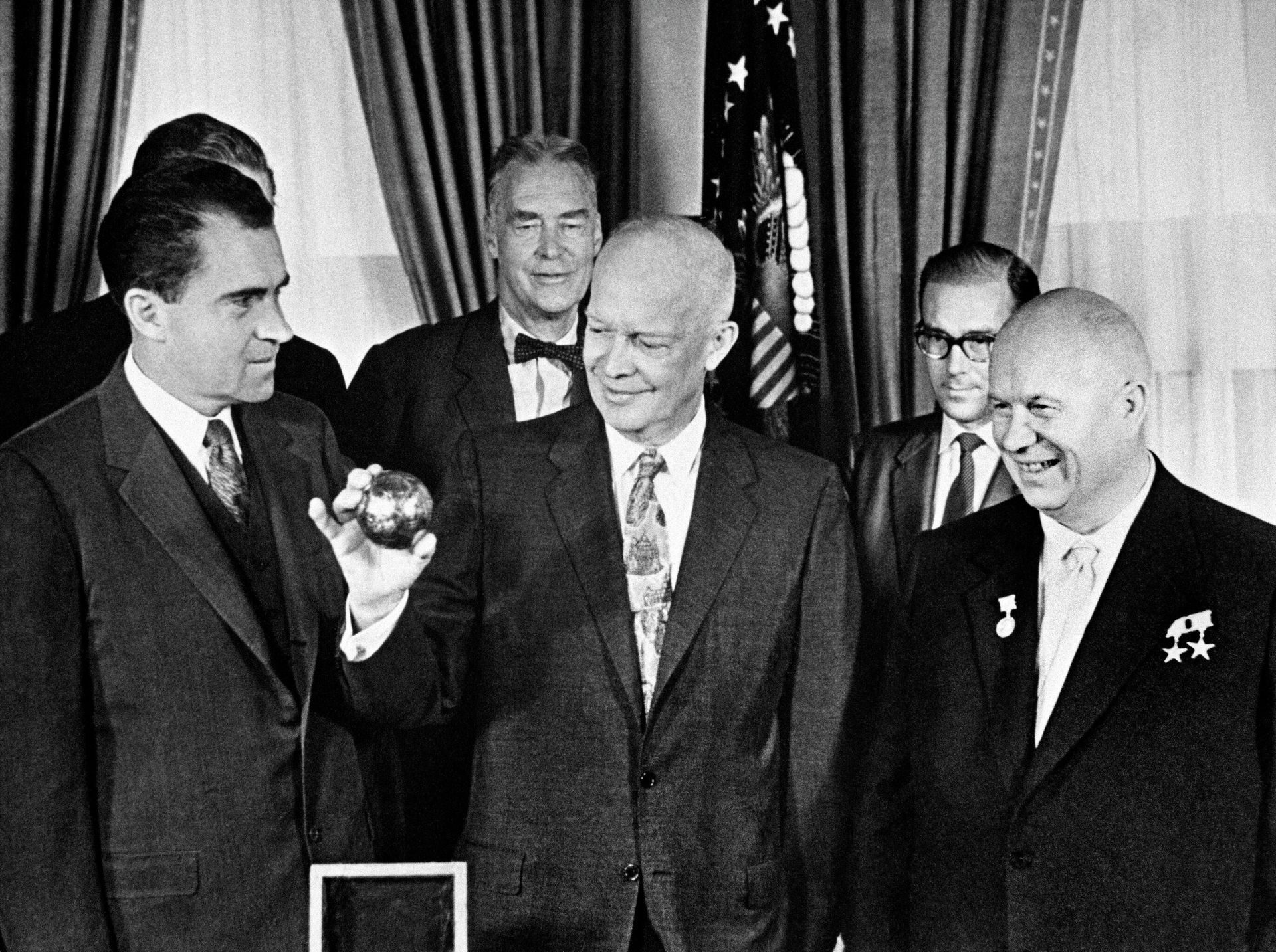 Первый секретарь ЦК КПСС Никита Хрущев и вице-президент США Ричард Никсон во время вручения президенту США Дуайту Эйзенхауэру копии вымпела, доставленного советской ракетой на Луну Первый секретарь ЦК КПСС Никита Хрущев и вице-президент США Ричард Никсон во время вручения президенту США Дуайту Эйзенхауэру копии вымпела, доставленного советской ракетой на Луну - РИА Новости, 1920, 30.04.2025