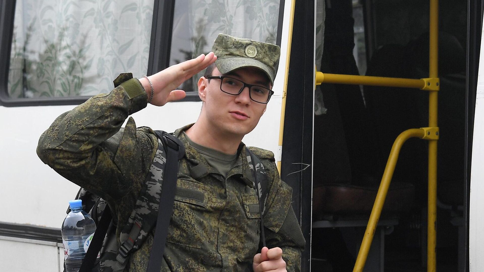 Мужчина, призванный на военную службу в ходе частичной мобилизации Мужчина, призванный на военную службу в ходе частичной мобилизации - РИА Новости, 1920, 16.10.2022