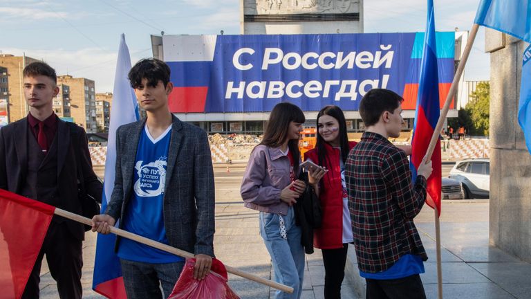 Празднование вхождения Луганской народной республики в состав России в Луганске
