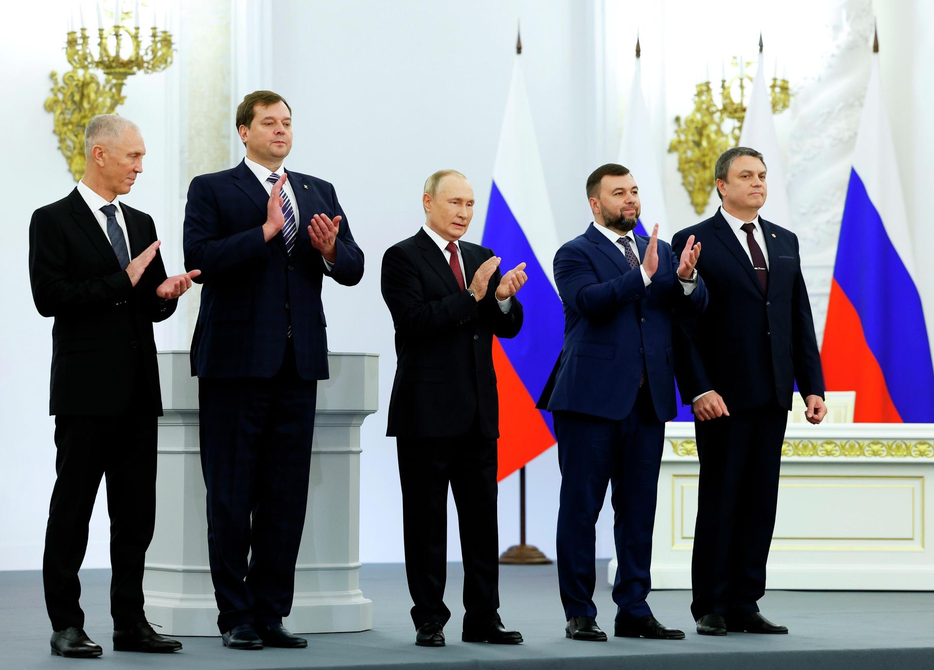 Президент России Владимир Путин после подписания договоров о вхождении в Российскую Федерацию Донецкой и Луганской народных республик, Запорожской и Херсонской областей в Кремле Президент России Владимир Путин после подписания договоров о вхождении в Российскую Федерацию Донецкой и Луганской народных республик, Запорожской и Херсонской областей в Кремле - РИА Новости, 1920, 14.06.2024