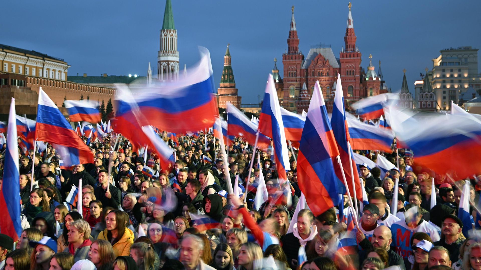 Зрители на митинге-концерте в поддержку присоединения к России ЛНР, ДНР, Херсонской и Запорожской областей на Красной площади в Москве - РИА Новости, 1920, 04.11.2022