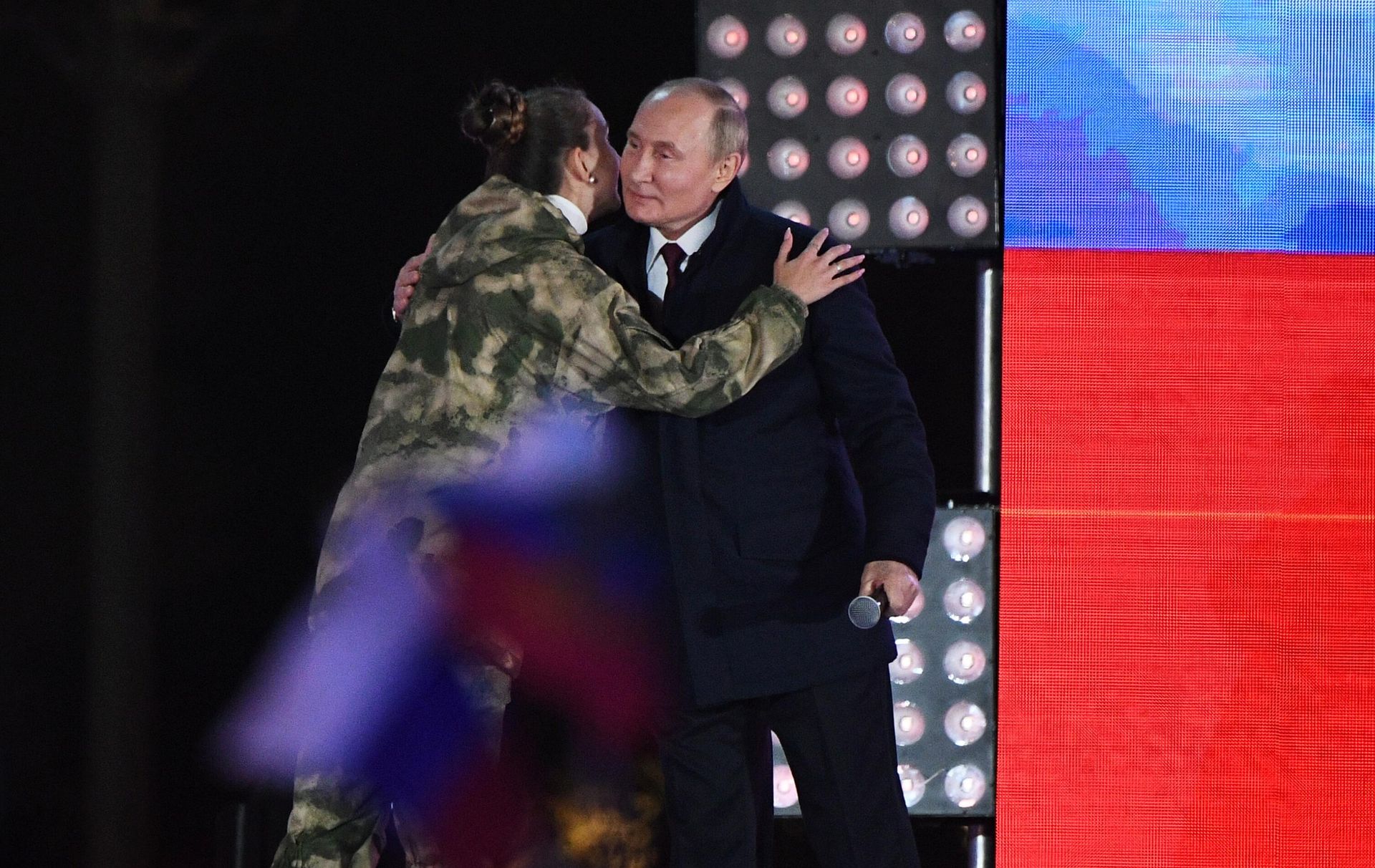 Президент РФ Владимир Путин и поэтесса-ополченка из Донбасса Богдана Нещерет на митинге-концерте в поддержку присоединения к России ЛНР, ДНР, Херсонской и Запорожской областей Президент РФ Владимир Путин и поэтесса-ополченка из Донбасса Богдана Нещерет на митинге-концерте в поддержку присоединения к России ЛНР, ДНР, Херсонской и Запорожской областей - РИА Новости, 1920, 30.09.2022