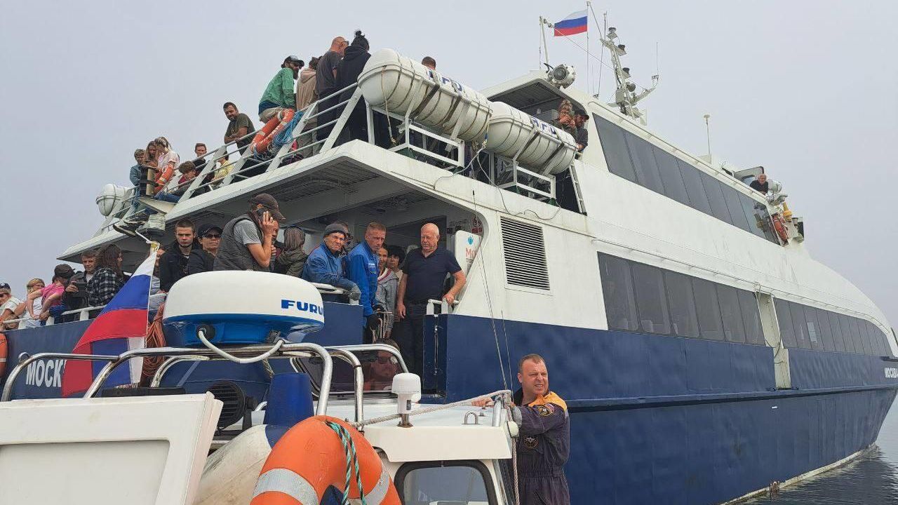 Спасатели МЧС России эвакуируют граждан, находящихся на судне, севшем на мель Спасатели МЧС России эвакуируют граждан, находящихся на судне, севшем на мель - РИА Новости, 1920, 01.10.2022
