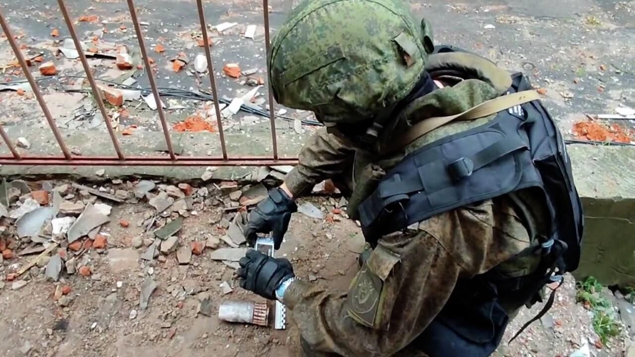 Сотрудник СК РФ проводит осмотр территории, подвергшейся артиллерийскому обстрелу со стороны ВСУ Сотрудник СК РФ проводит осмотр территории, подвергшейся артиллерийскому обстрелу со стороны ВСУ - РИА Новости, 1920, 07.10.2022