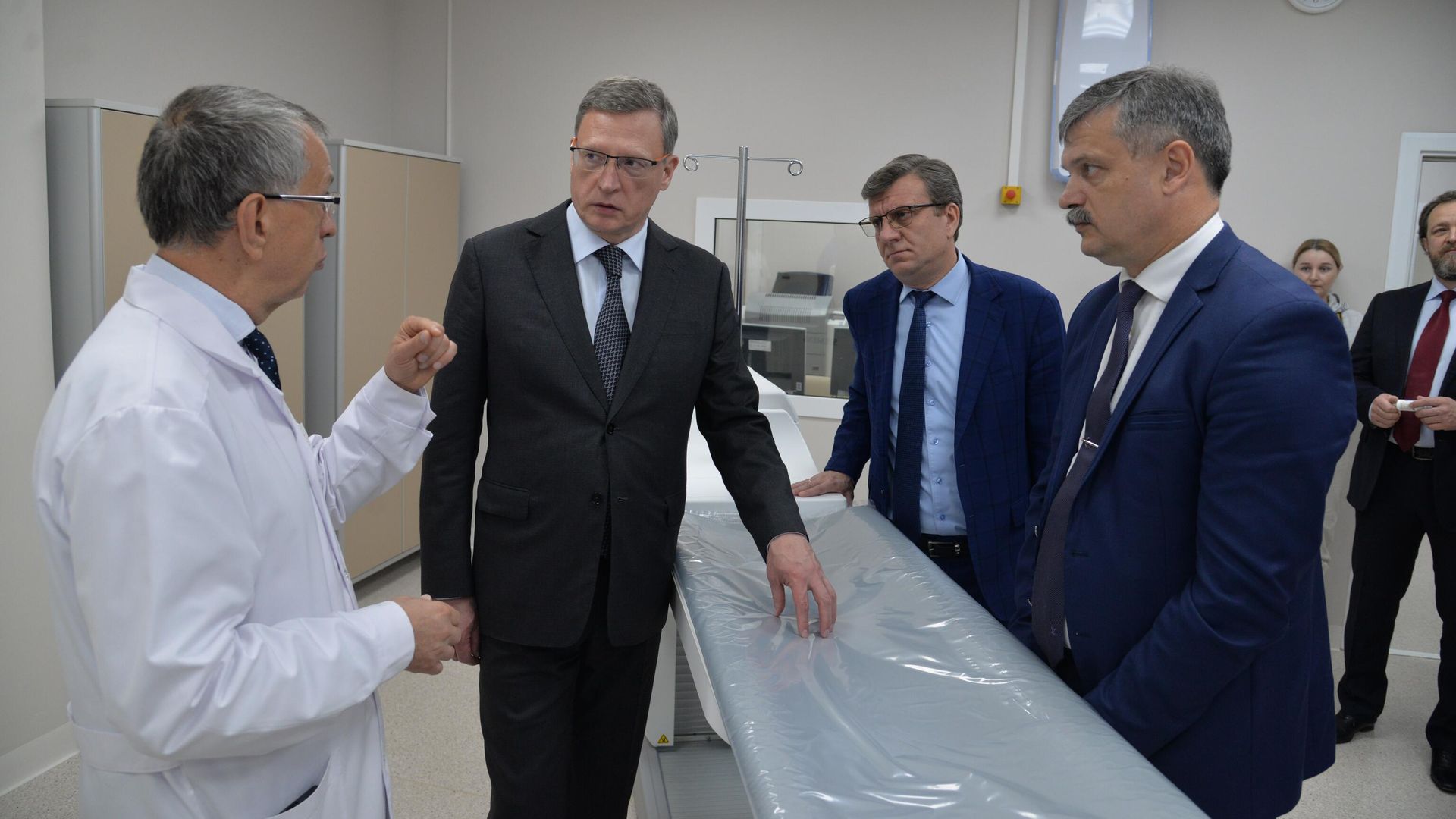Губернатор Омской области Александр Бурков открыл первый Центр позитронной эмиссионной томографии - РИА Новости, 1920, 01.10.2022