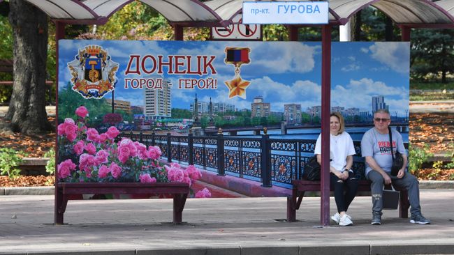 Баннер Донецк - город-герой! на остановке Проспект Гурова в Донецке