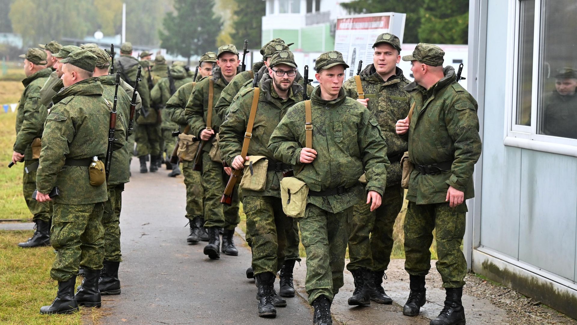 Военнослужащие из числа мобилизованных проходят обучение на военных сборах в Подмосковье Военнослужащие из числа мобилизованных проходят обучение на военных сборах в Подмосковье - РИА Новости, 1920, 04.10.2022