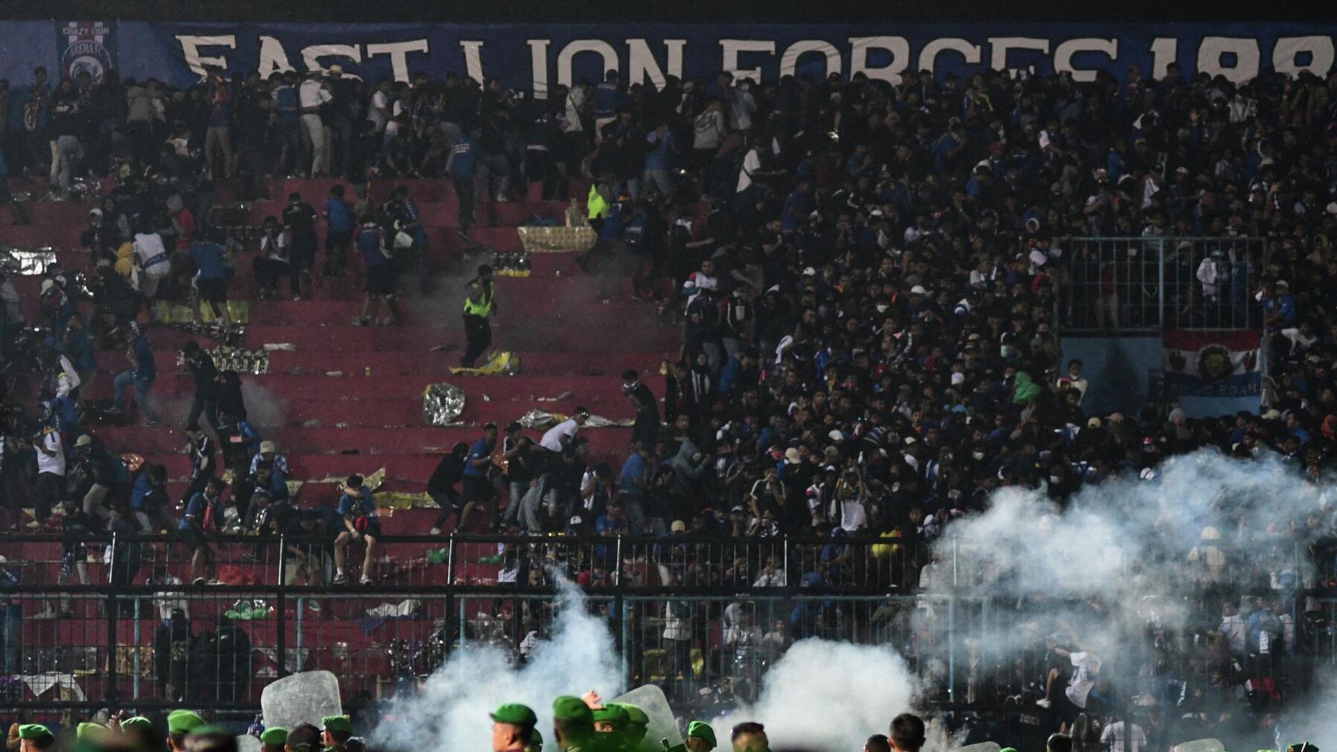 Давка после матча между футбольными клубами Arema FC и Persebaya Surabaya на стадионе Kanjuruhan в Маланге, Восточная Ява Давка после матча между футбольными клубами Arema FC и Persebaya Surabaya на стадионе Kanjuruhan в Маланге, Восточная Ява - РИА Новости, 1920, 02.10.2022