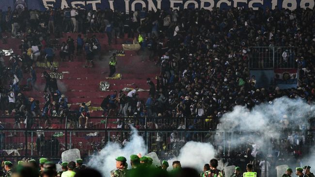 Давка после матча между футбольными клубами Arema FC и Persebaya Surabaya на стадионе Kanjuruhan в Маланге, Восточная Ява
