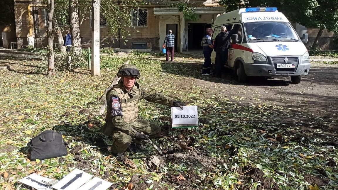 Последствия обстрела Кировского района Донецка Последствия обстрела Кировского района Донецка - РИА Новости, 1920, 02.10.2022
