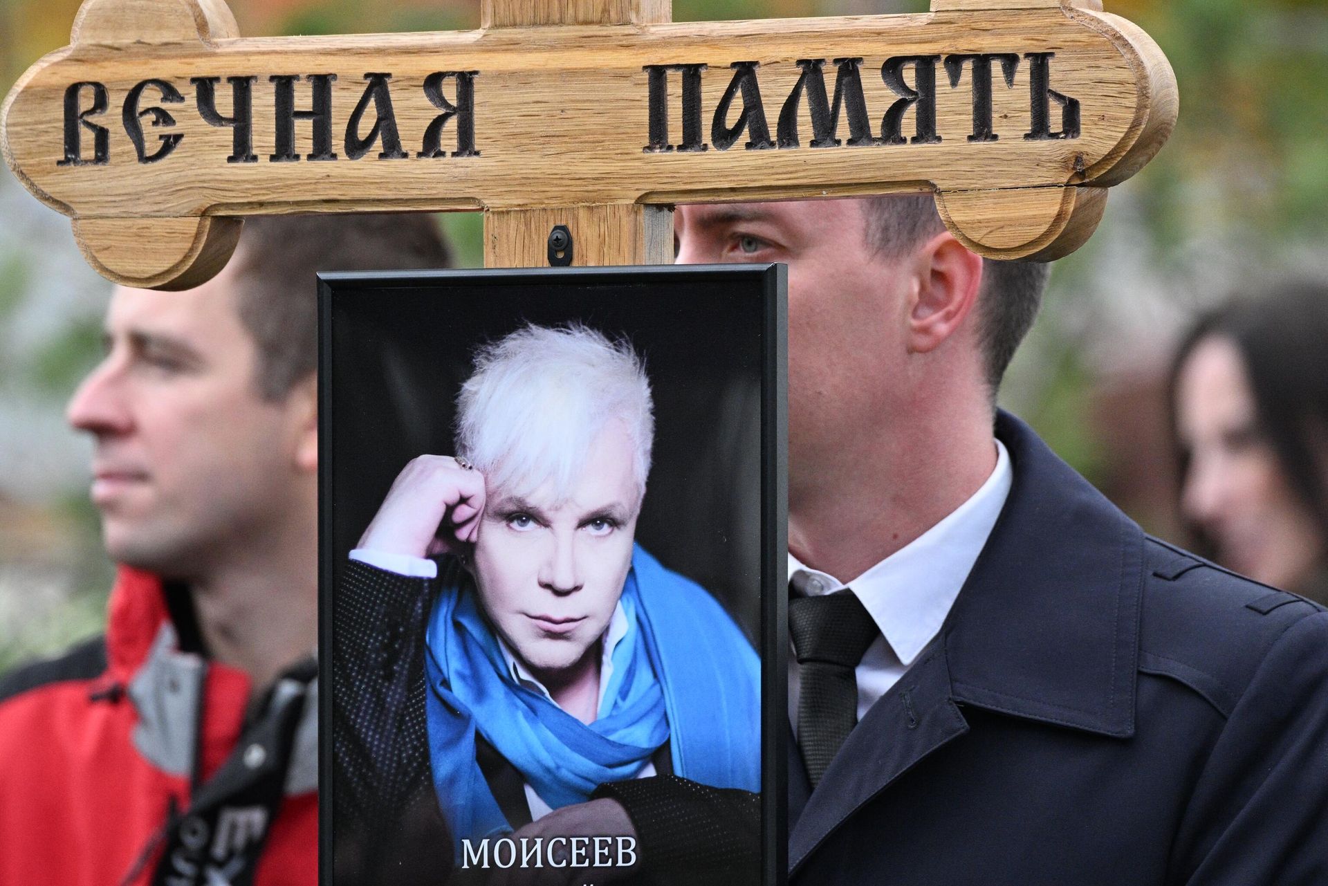 Крест и портрет артиста Бориса Моисеева на церемонии захоронения на Троекуровском кладбище Крест и портрет артиста Бориса Моисеева на церемонии захоронения на Троекуровском кладбище - РИА Новости, 1920, 05.03.2025