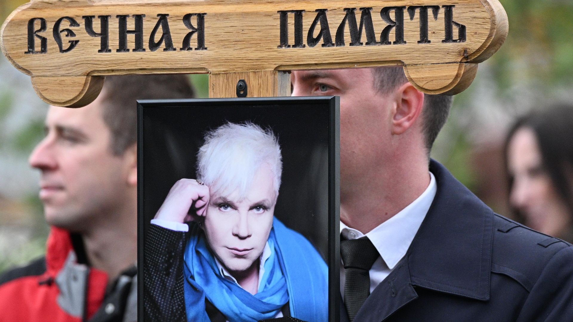 Крест и портрет артиста Бориса Моисеева на церемонии захоронения на Троекуровском кладбище Крест и портрет артиста Бориса Моисеева на церемонии захоронения на Троекуровском кладбище - РИА Новости, 1920, 02.10.2022