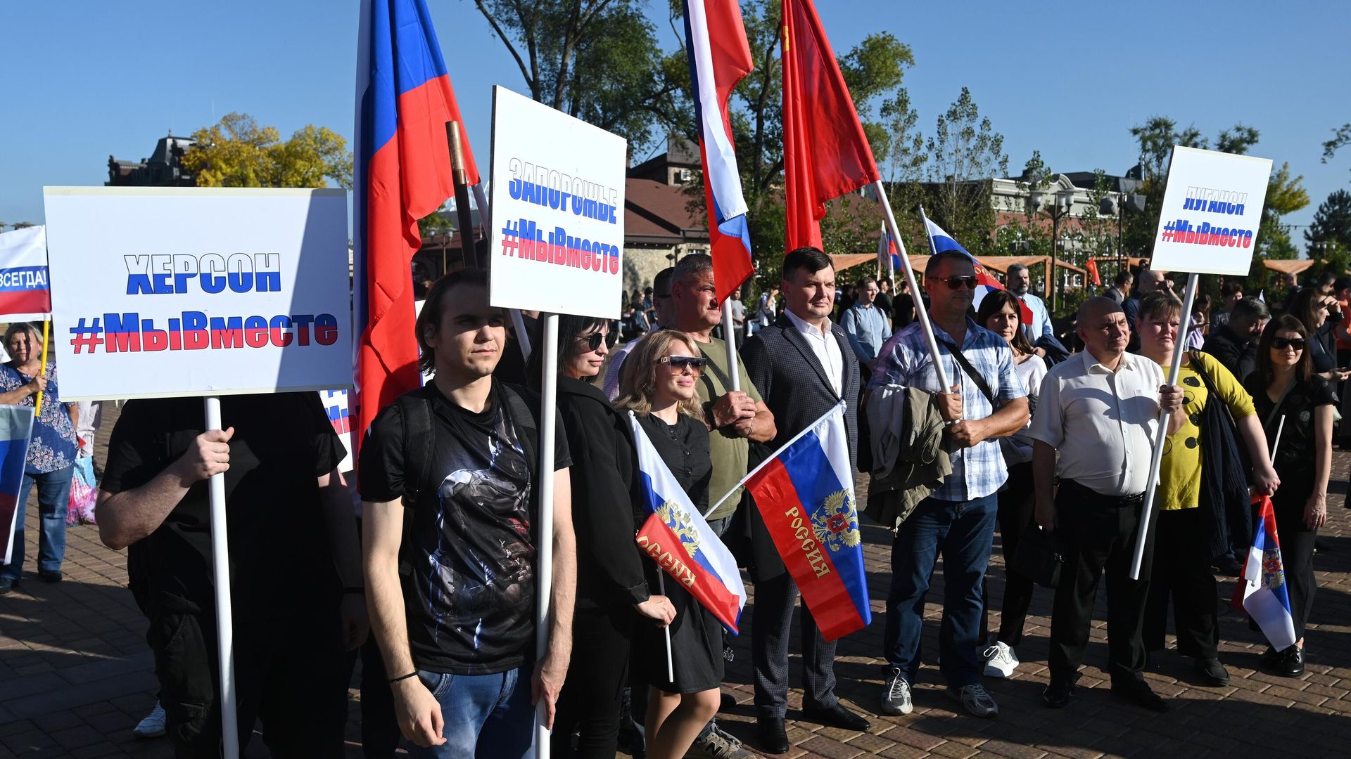 Люди на митинге-концерте в честь вхождения в состав России ДНР, ЛНР, Херсонской и Запорожской областей в парке Левобережный в Ростове-на-Дону Люди на митинге-концерте в честь вхождения в состав России ДНР, ЛНР, Херсонской и Запорожской областей в парке Левобережный в Ростове-на-Дону - РИА Новости, 1920, 03.10.2022