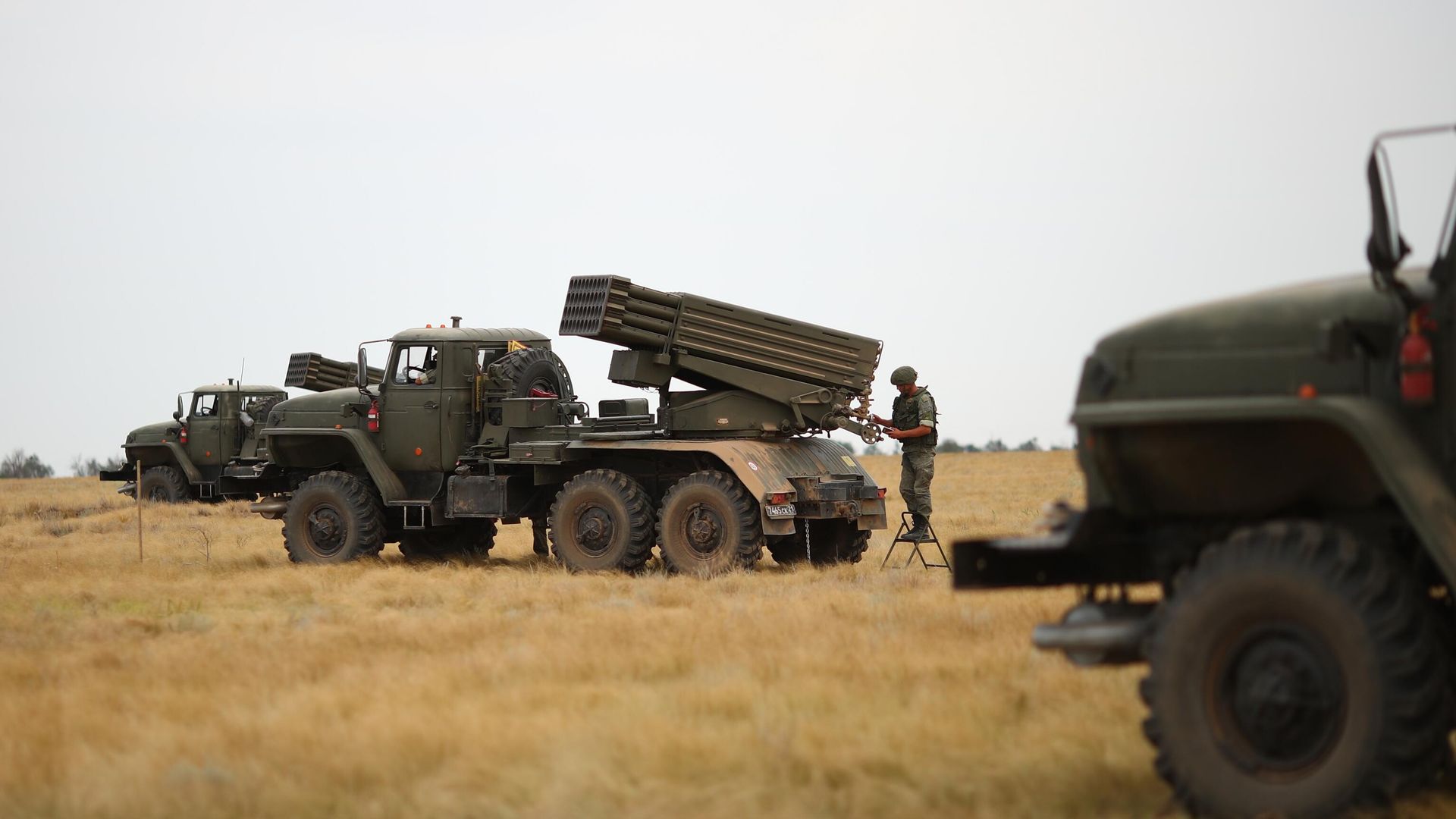 Российский военнослужащий возле реактивной системы залпового огня (РСЗО) Торнадо-Г Российский военнослужащий возле реактивной системы залпового огня (РСЗО) Торнадо-Г - РИА Новости, 1920, 16.11.2022