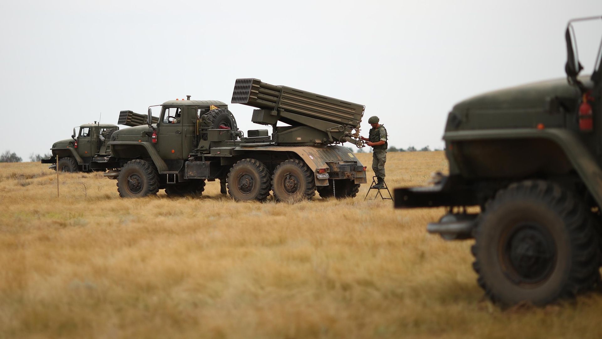 Российский военнослужащий возле реактивной системы залпового огня (РСЗО) Торнадо-Г Российский военнослужащий возле реактивной системы залпового огня (РСЗО) Торнадо-Г - РИА Новости, 1920, 16.11.2022