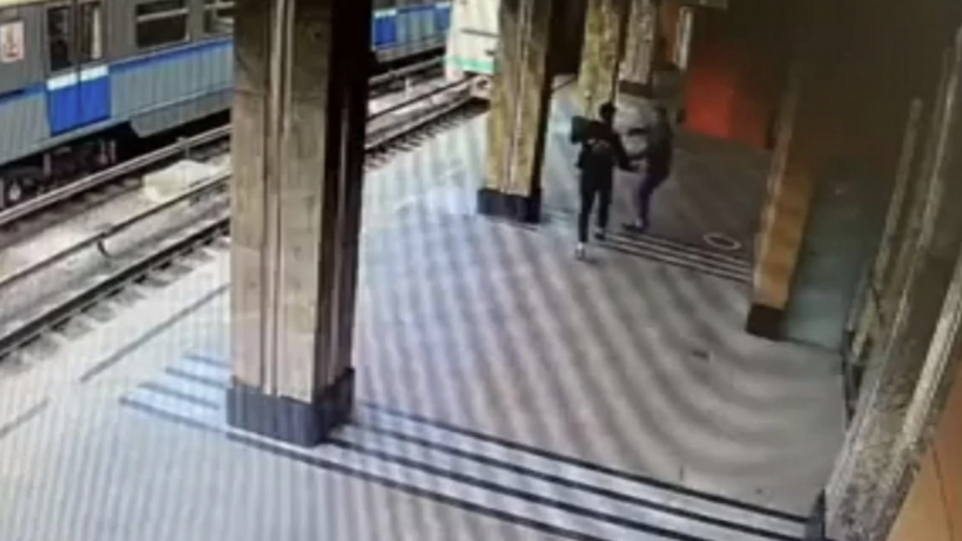 Скриншот записи с камеры видеонаблюдения на станции метро Кунцевская в Москве Скриншот записи с камеры видеонаблюдения на станции метро Кунцевская в Москве - РИА Новости, 1920, 03.10.2022