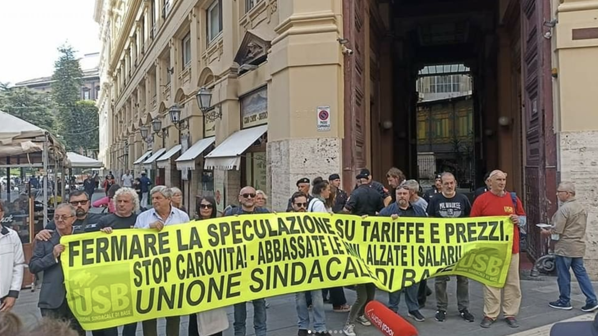 Участники акции протеста против увеличения тарифов на электричество и газ в Италии Участники акции протеста против увеличения тарифов на электричество и газ в Италии - РИА Новости, 1920, 03.10.2022
