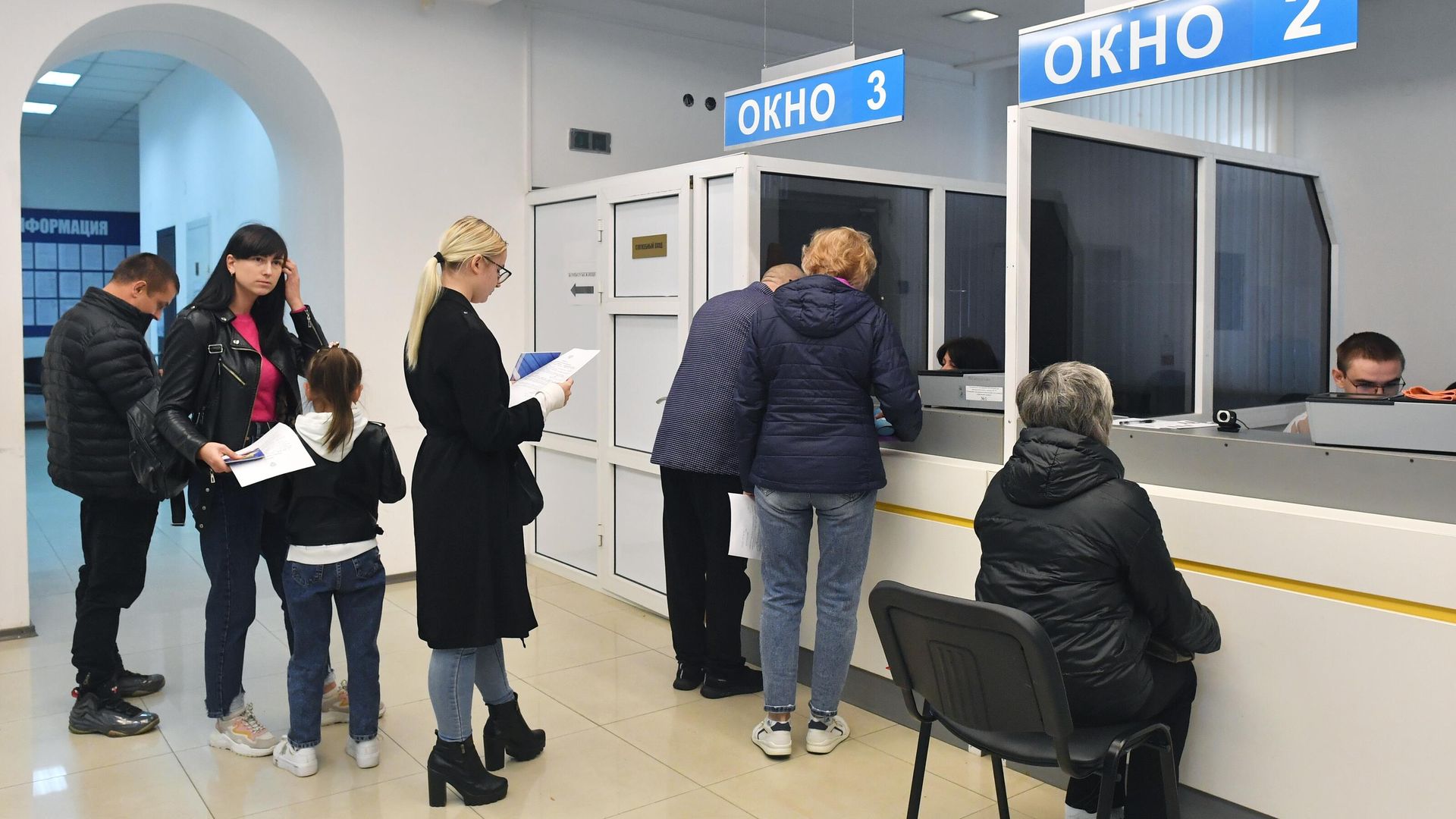 Местные жители стоят в очереди на выдачу российских паспортов в Донецке Местные жители стоят в очереди на выдачу российских паспортов в Донецке - РИА Новости, 1920, 02.03.2023